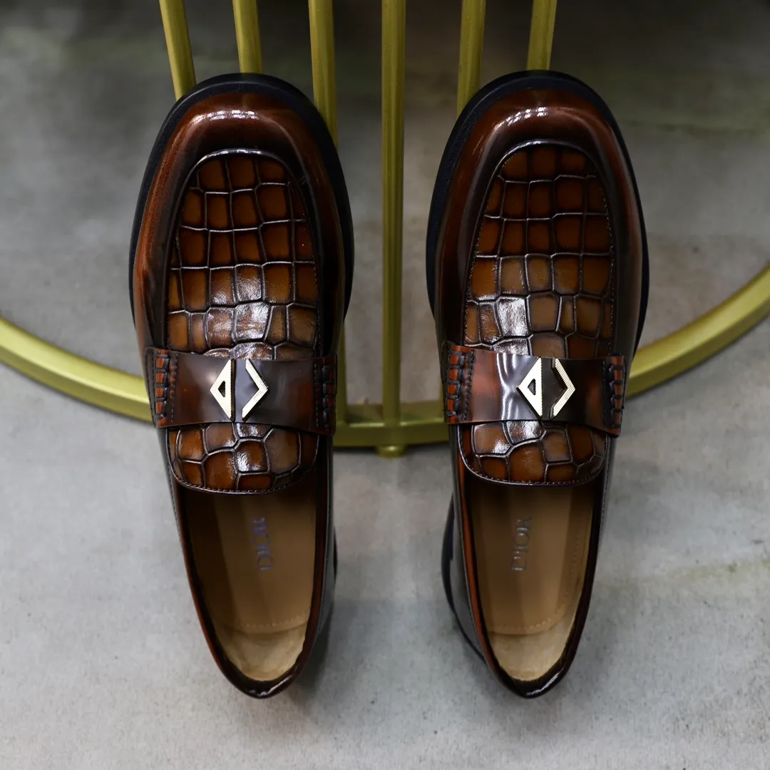Ex-factory price: 540🙅‍♂️🙅‍♂️🙅‍♂️ Brand: Dior DIOR Standard code: Men's code 38/44 (45 can be customized) Grade: Same as the official website Material: Original cowhide stitching, cowhide lining, original TPU wear-resistant soft outsole Style categories: Leisure and sports version, footwear for driving, young fashion, European and American trends, British style Color: actual picture color
